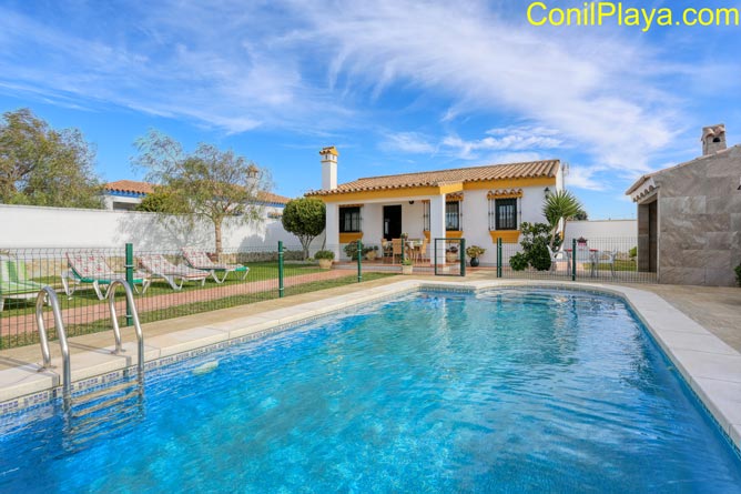 Chalet en Conil con piscina privada