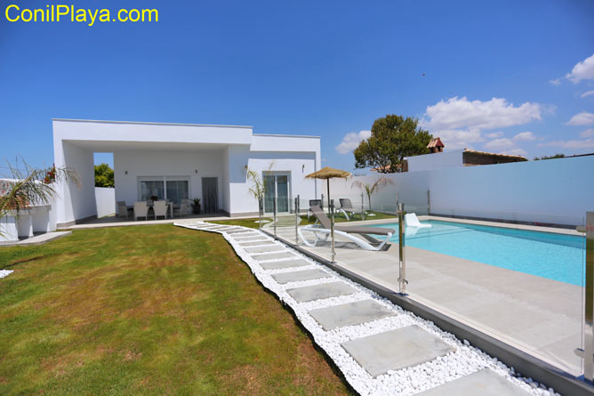 chalet conil piscina