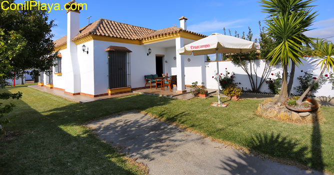 Este chalet tiene un arbol que le dará sombra en verano.