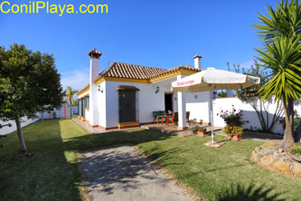 El jardin es amplio y tiene sombra