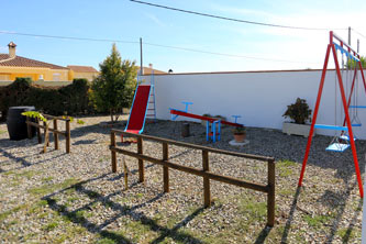 Junto al chalet hay un parque infantil para los niños. Tiene columpio, balacín y tobogán.