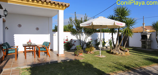 La casa cuenta con grandes ventanas y un estupendo porche.