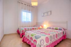Chalet con piscina en Conil, en Dehesa de la Villa, a la entrada. Consta de 3 dormitorios, porche, piscina privada.
capacidad para 6 personas