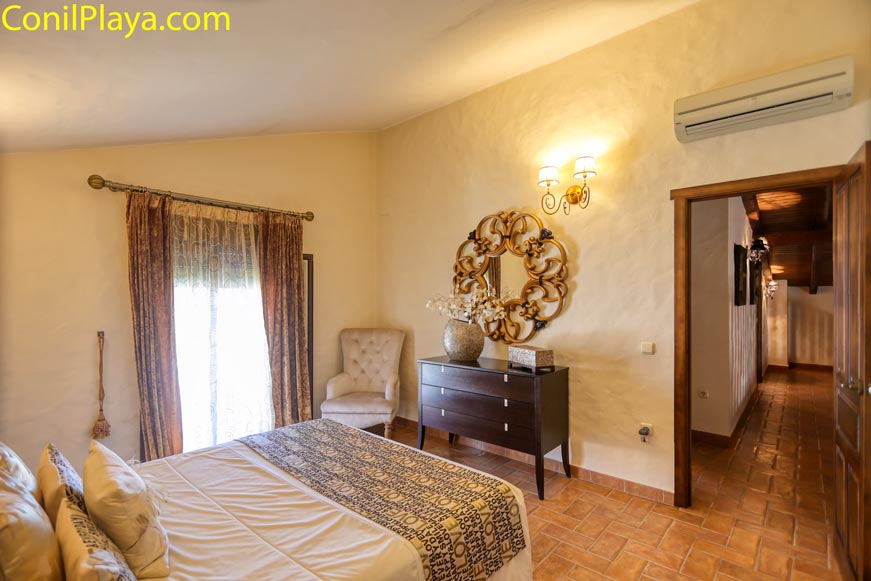 Dormitorio con aire acondicionado cama grande y decoración elegante