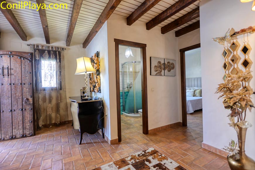 Recibidor con vista al baño y dormitorio desde el interior de la casa