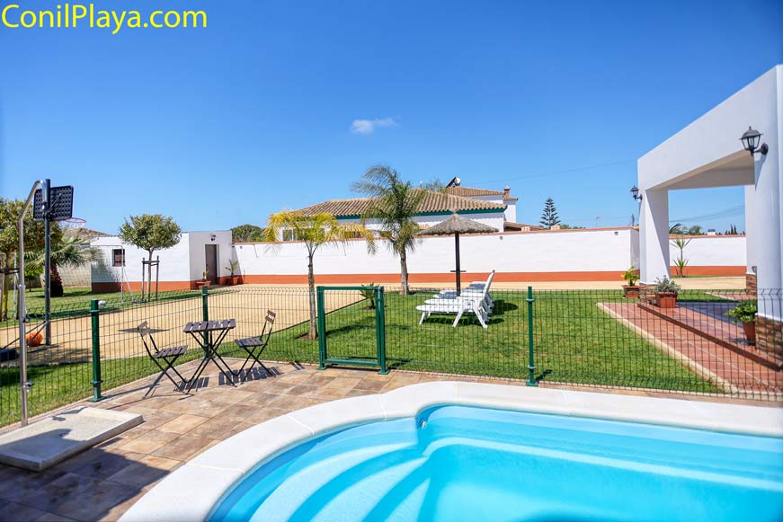 chalet conil piscina