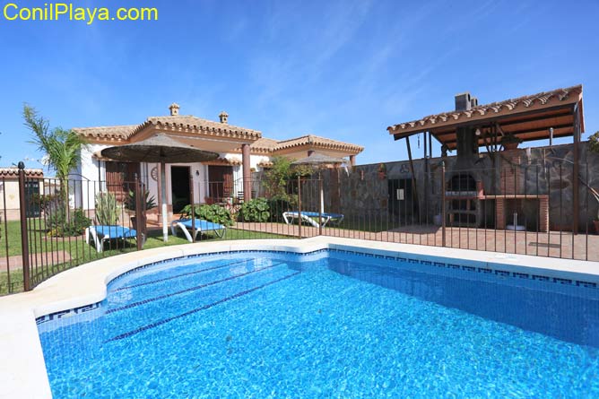 Chalet en Conil con piscina privada y barbacoa