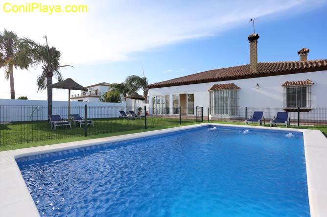 chalet conil piscina