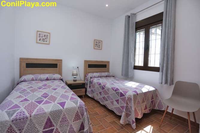 Dormitorio con dos camas individuales.