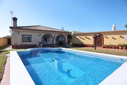 4 dormitorios,8 personas. El chalet es muy tranquilo tiene piscina privada y está situado a pocos minutos de Conil, en la zona de El Chinarejo, cerca de carreteras, ideal para ir a cualquier playa de la costa de Conil. Dispone de porche, chiringuito con barbacoa, piscina vallada, 4 dormitorios para 8 personas. 