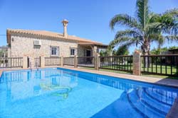 Chalet con piscina en Roche Viejo (carretera del Puerto de Conil). Cerca de la playa de la Cala del Aceite. Consta de 3 dormitorios, salón - comedor - cocina, porche y barbacoa.
Ver las fotos