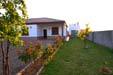 3 dormitorios,6 personas. Casa en Roche Viejo (Conil), cerca de la playa de la Cala del Aceite y El Puntalejo, muy tranquila. Consta de 3 dormitorios, salón - cocina - comedor y porche. Dispone de barbacoa en el jardín trasero. Ideal para vacaciones tranquilas y cerca del mar.
