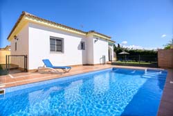 3 dormitorios,7 personas. Chalet con piscina y jardín en Roche Viejo, Conil, en zona muy tranquila. Dispone de porche, barbacoa y wifi. Consta de 3 dormitorios y 2 baños. Cerca de las calas de Roche.
