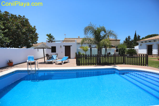 piscina del chalet en Roche Viejo