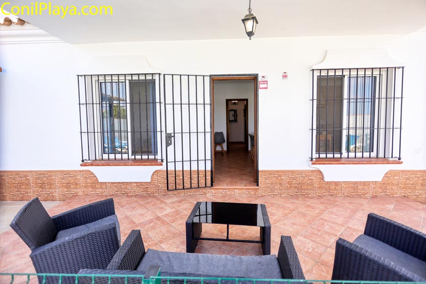 Puerta de entrada a la vivienda desde la zona de sofás exterior