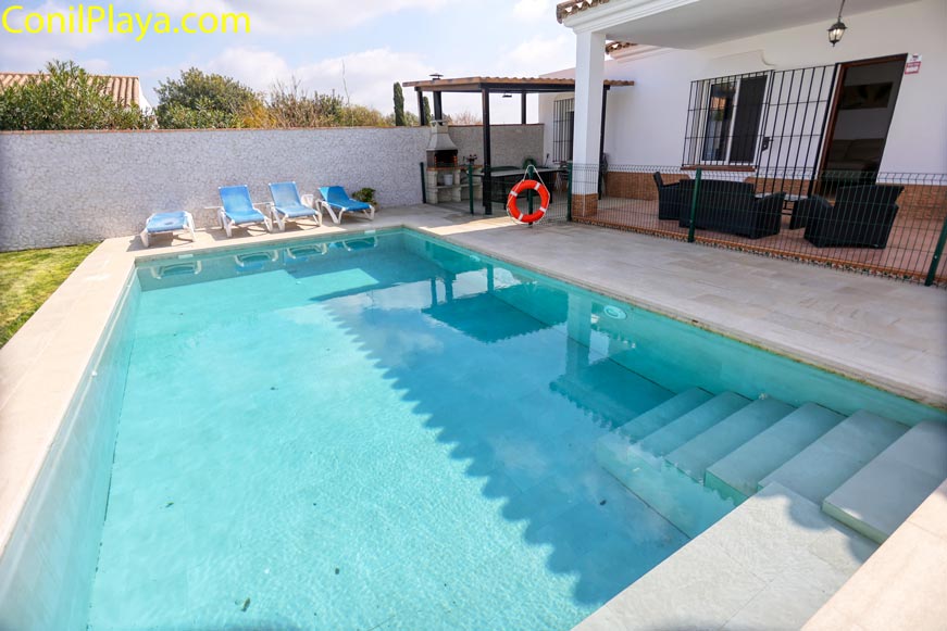 Primer plano del agua cristalina de la piscina privada