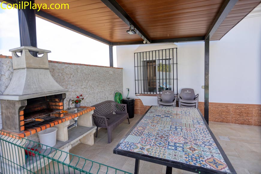 Barbacoa de obra con fregadero y mesa de diseño mosaico