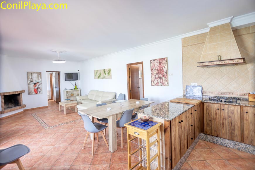 Cocina office con encimera de granito y vistas al salón