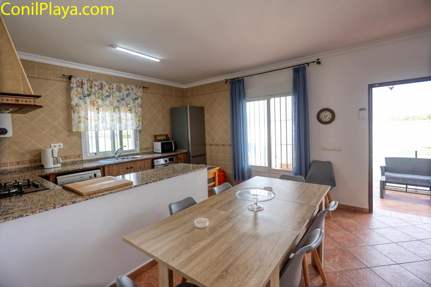 Zona de comedor integrada frente a la cocina office