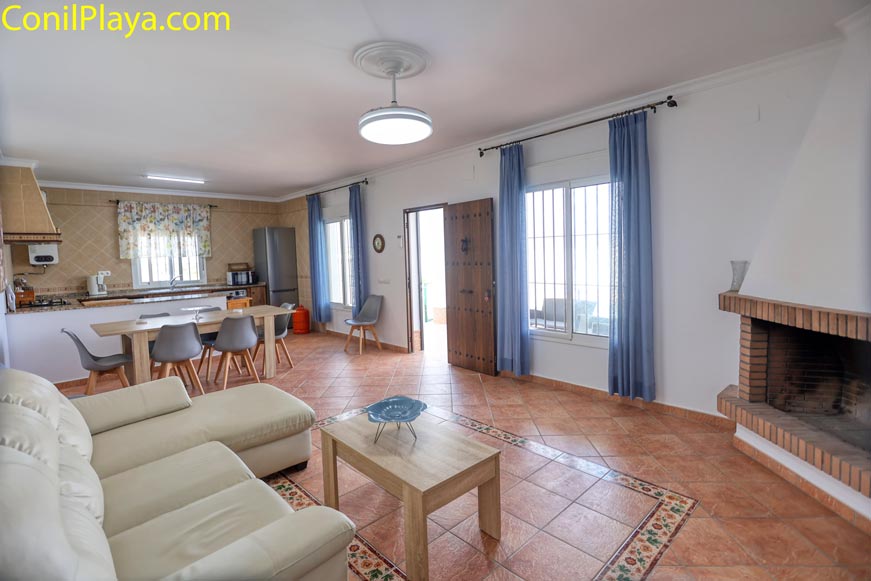 Mesa de comedor de madera para seis comensales en zona abierta