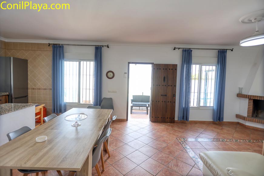 Zona de comedor con vistas directas al porche y piscina