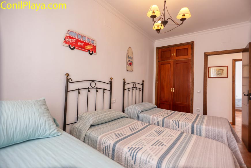 Dormitorio equipado con tres plazas de descanso individuales