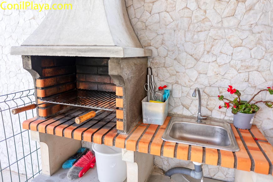 Detalle de zona barbacoa y fregadero exterior en chalet Conil