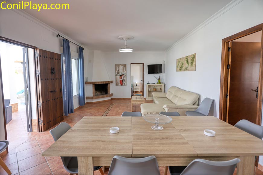 Vista de la distribución abierta que une salón, comedor y cocina