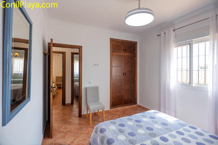 Vista del dormitorio mostrando el armario empotrado de madera