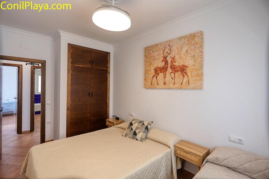 Dormitorio con cama de matrimonio, cama individual y armario empotrado