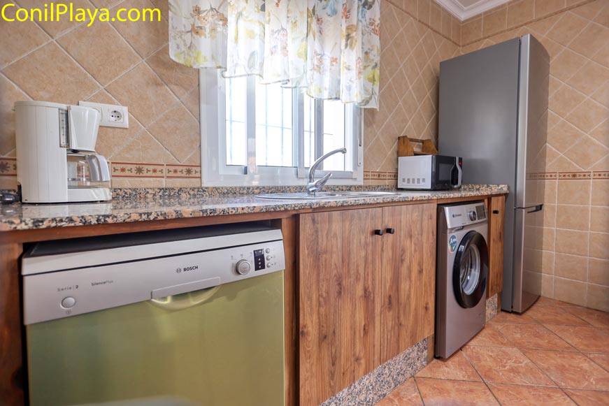 Fregadero, lavavajillas integrado y frigorífico combi