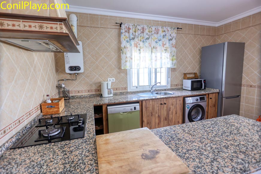 Detalle de la encimera de granito y mobiliario de madera