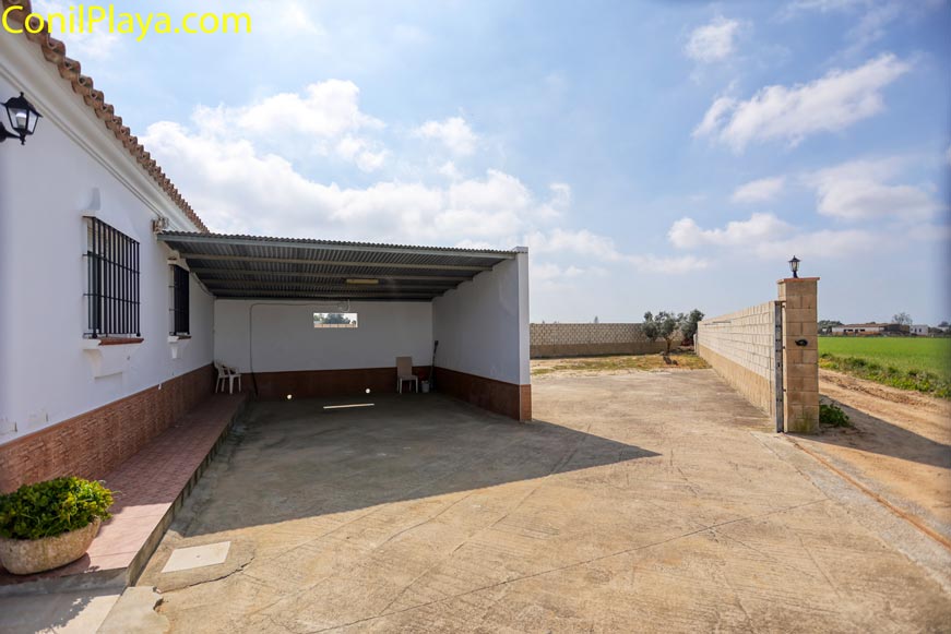 Zona de aparcamiento privado techado dentro de la propiedad