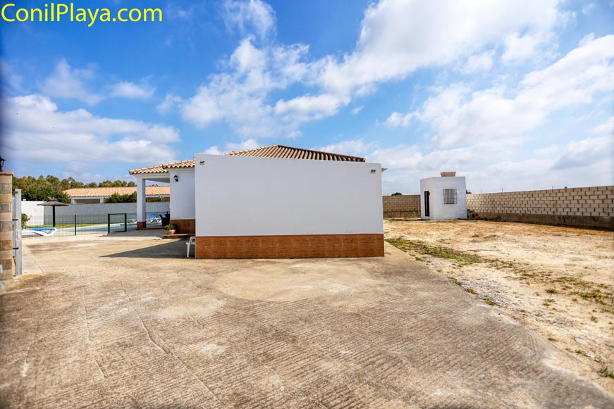 Amplio patio trasero con suelo de hormigón impreso