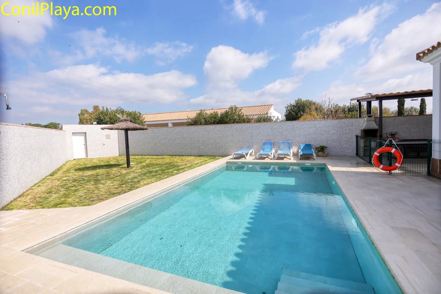 Piscina vallada para seguridad con escaleras romanas de acceso