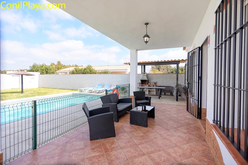 Terraza principal con sofás de exterior y vistas a la piscina