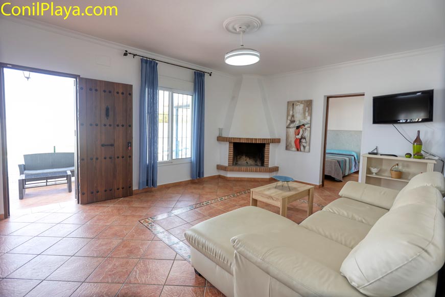 Salón con mucha luz natural y vistas directas al porche