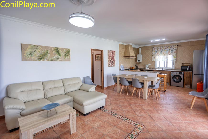 Amplia vista del salón desde la zona de cocina