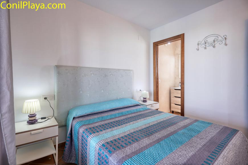 Dormitorio de matrimonio con acceso directo al cuarto de baño