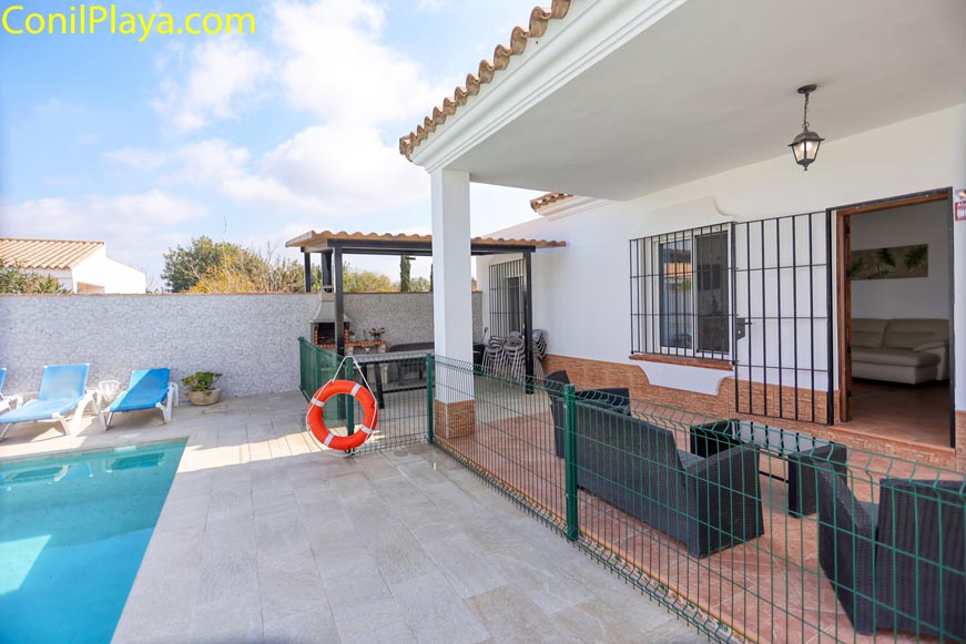 Vistas a la piscina comunitaria desde el porche del chalet