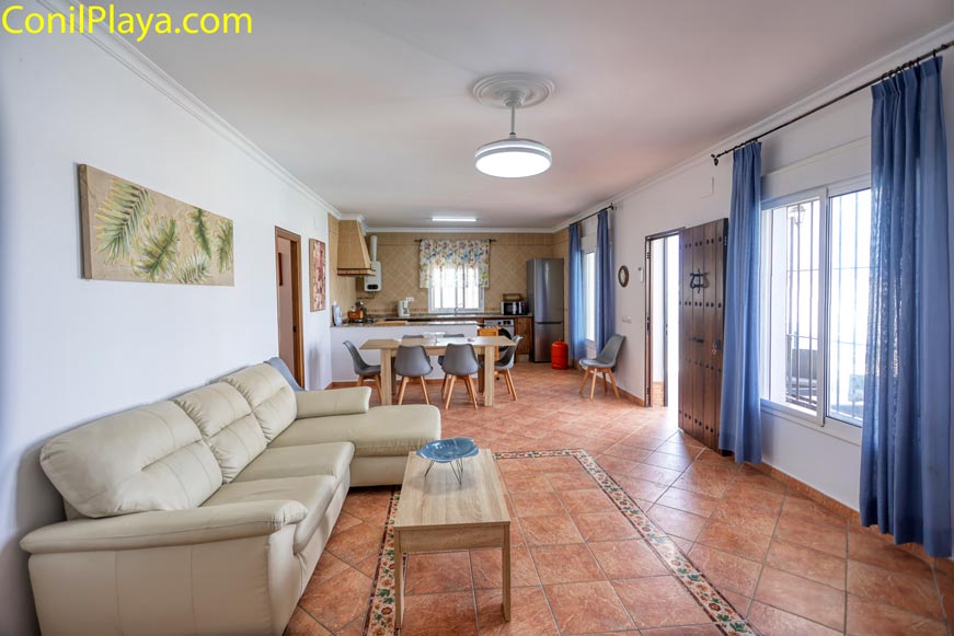 Interior chalet con concepto abierto y gran iluminación natural