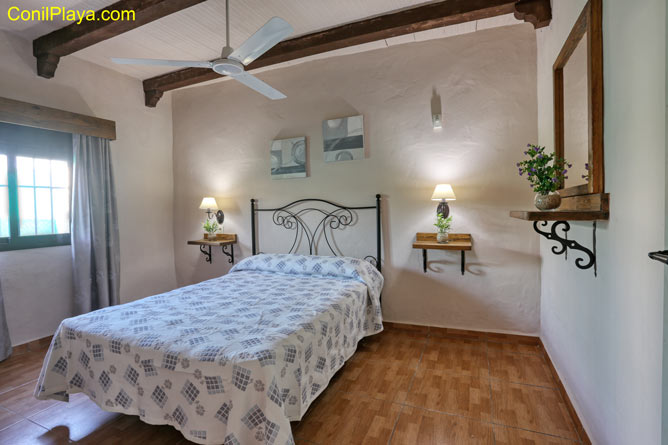 dormitorio con cama de matrimonio