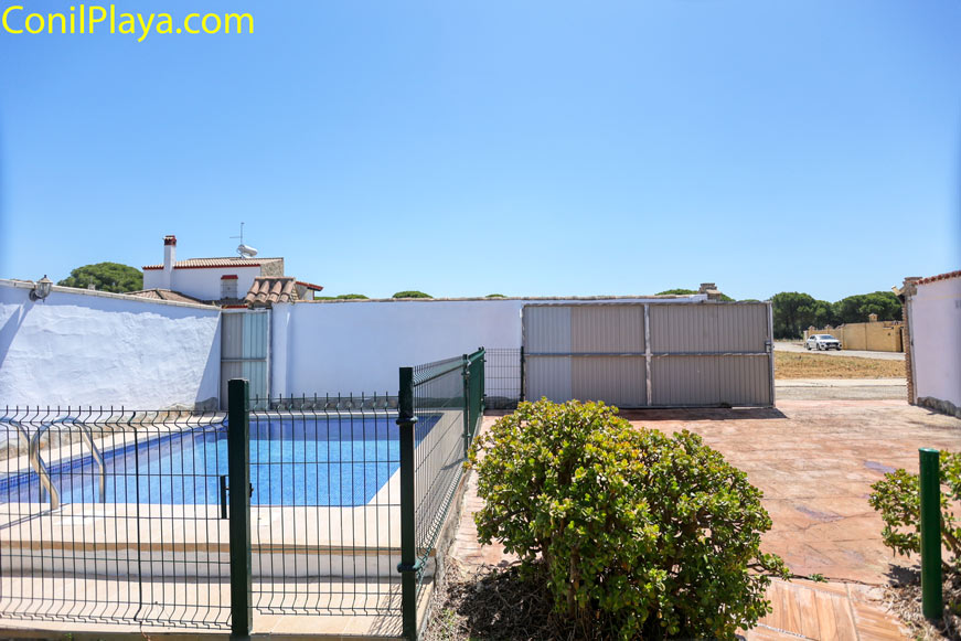 Piscina vallada junto a terraza privada de una vivienda vacacional