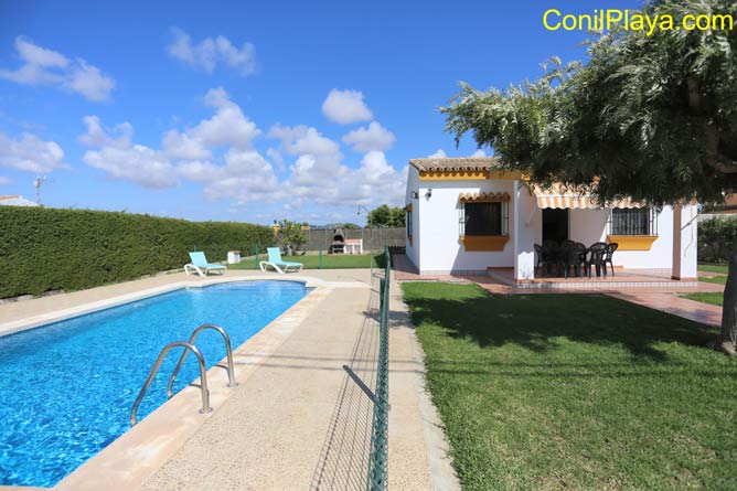 chalet conil piscina