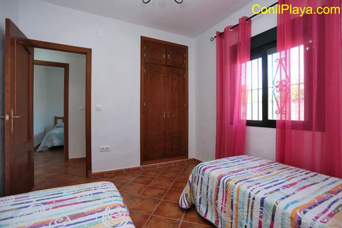 armario del dormitorio con 2 camas