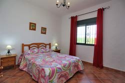 Estupendo chalet en Conil en Dehesa de la Villa, muy cerca de Conil, a 5 minutos de la playa de Los Bateles en coche. Dispone de piscina y un amplio jardin
Chalet de 3 dormitorios y capacidad para 6 personas. Amplio jardin.