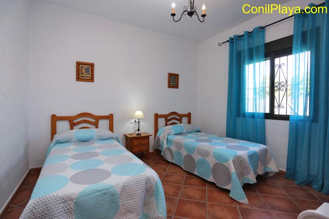 dormitorio con 2 camas