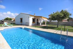 3 dormitorios,6 personas. Estupendo chalet en Conil en Dehesa de la Villa, muy cerca de Conil, a 5 minutos de la playa de Los Bateles en coche. Dispone de piscina y un amplio jardin 