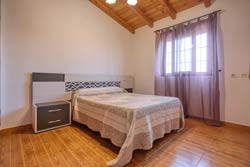 Estupenda casa en Conil con piscina privada, en Dehesa de la Villa, muy cerca del pueblo. 3 dormitorios y amplio jardín con zona de juegos infantiles. Velador, barbacoa. Chalet de 3 dormitorios cerca de Conil.