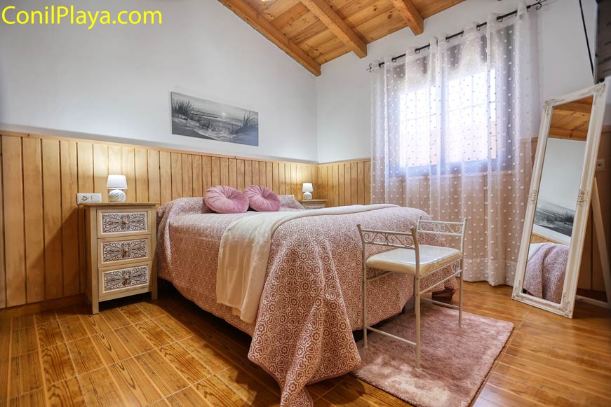 dormitorio con cama de matrimonio